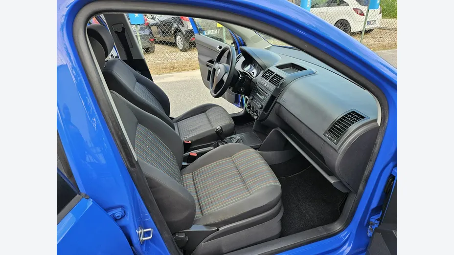 VOLKSWAGEN Polo -