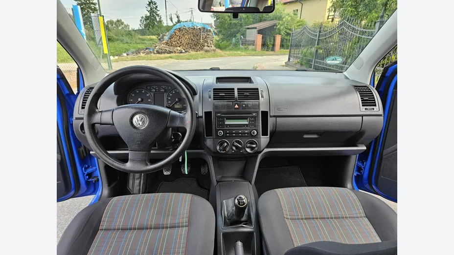 VOLKSWAGEN Polo -