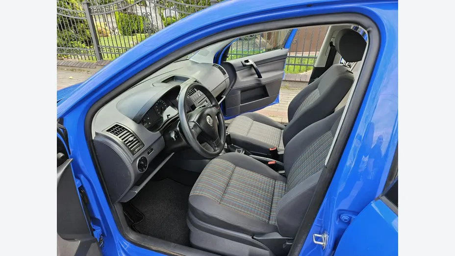 VOLKSWAGEN Polo -