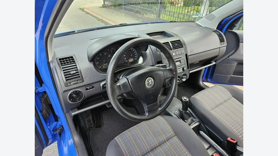 VOLKSWAGEN Polo -