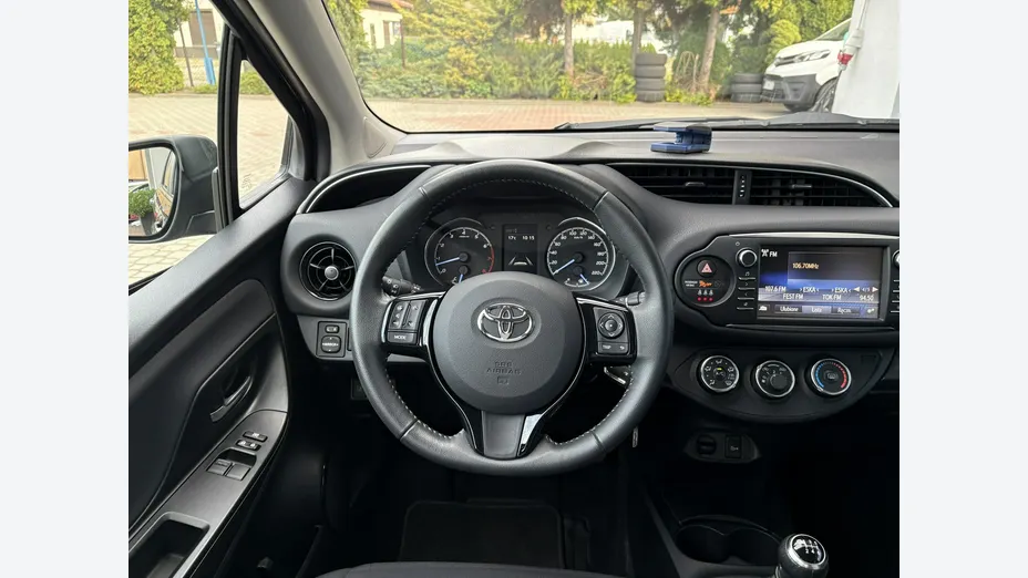 TOYOTA Yaris -