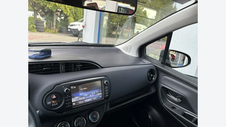 TOYOTA Yaris -