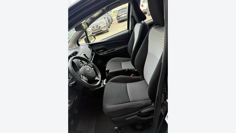TOYOTA Yaris -