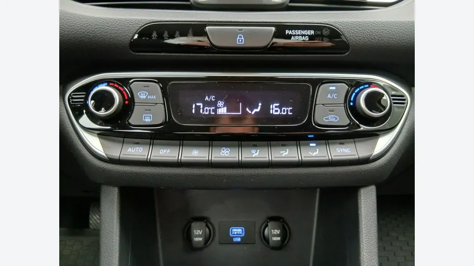 HYUNDAI i30 -