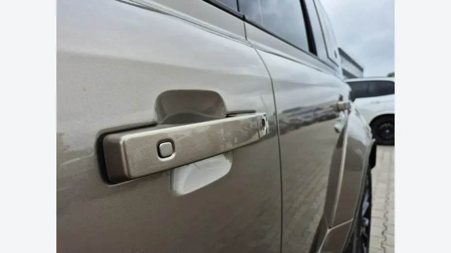 LAND ROVER Defender -