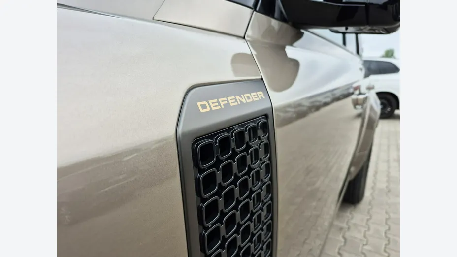 LAND ROVER Defender -