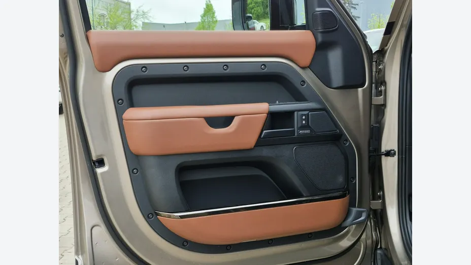 LAND ROVER Defender -