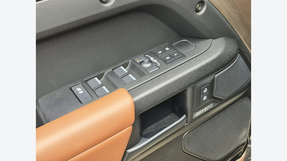 LAND ROVER Defender -
