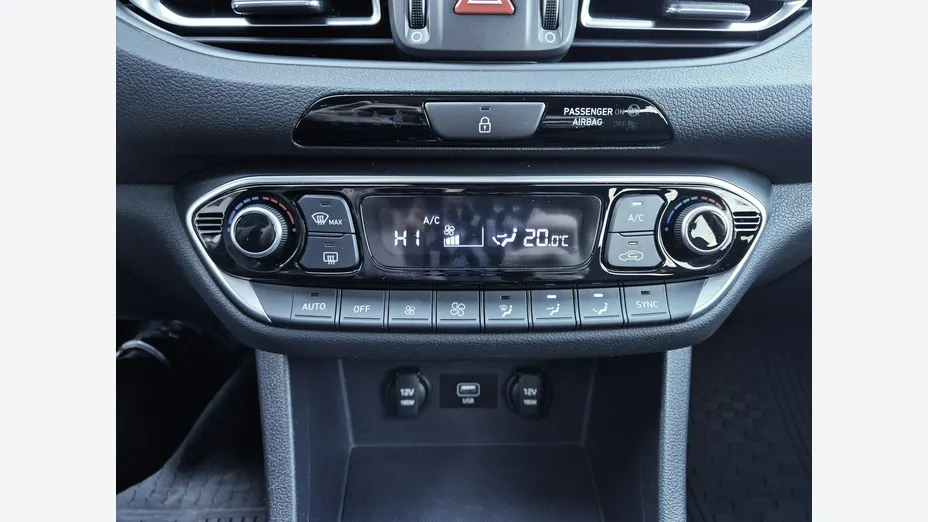 HYUNDAI i30 -