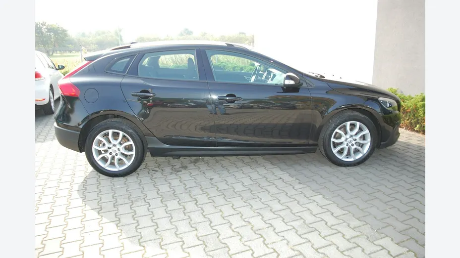 VOLVO V40 -