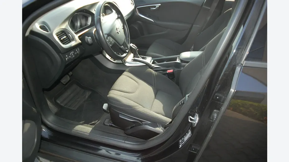 VOLVO V40 -
