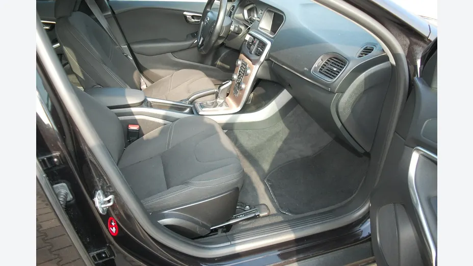 VOLVO V40 -