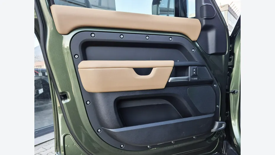 LAND ROVER Defender -