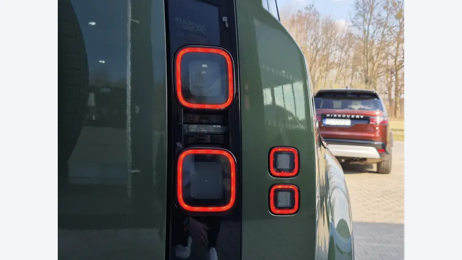 LAND ROVER Defender -