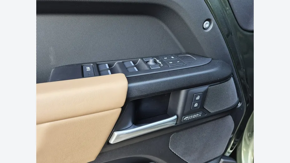 LAND ROVER Defender -