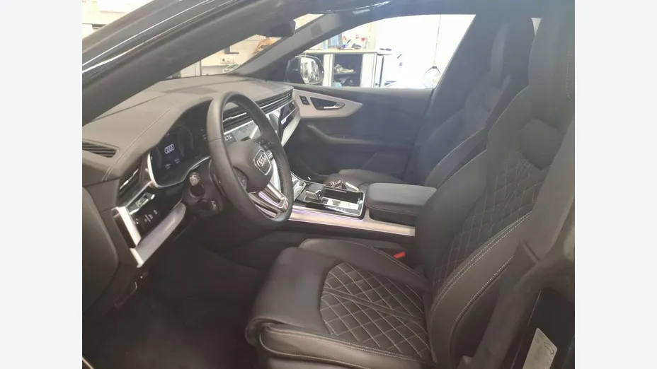 AUDI Q8 -
