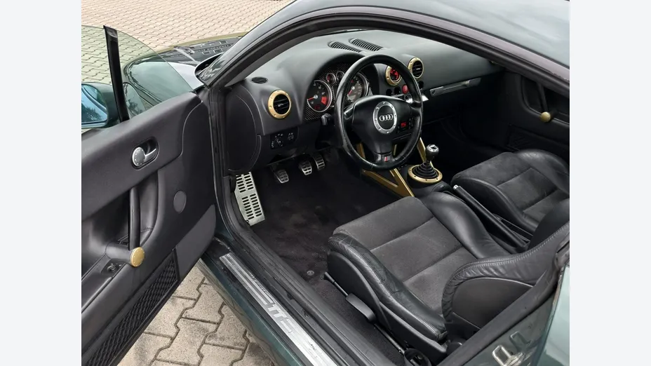 AUDI TT -