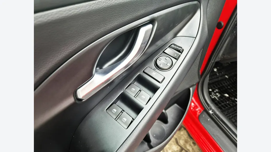 HYUNDAI i30 -