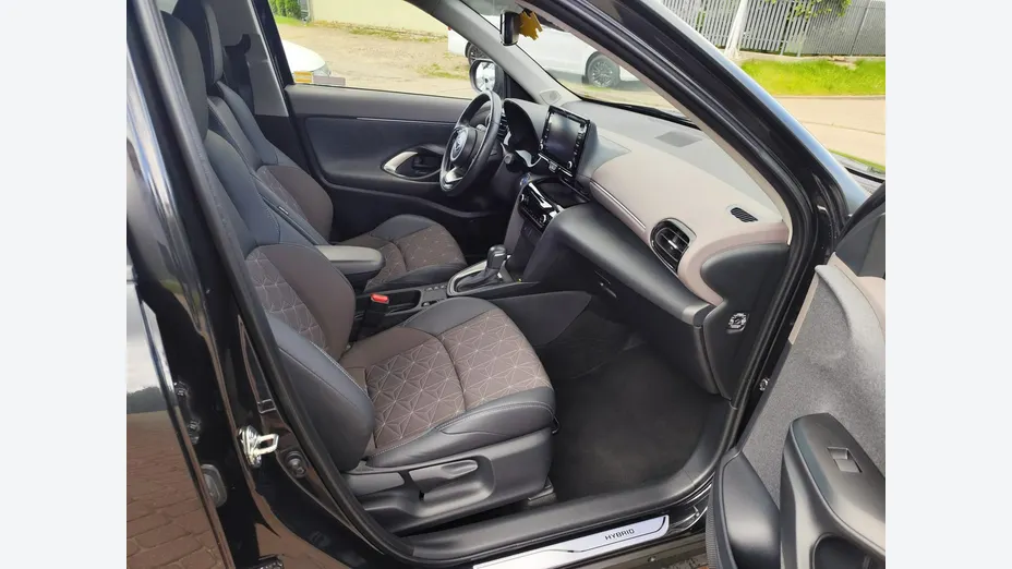 TOYOTA Yaris Cross -