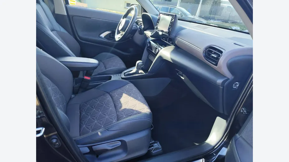 TOYOTA Yaris Cross -
