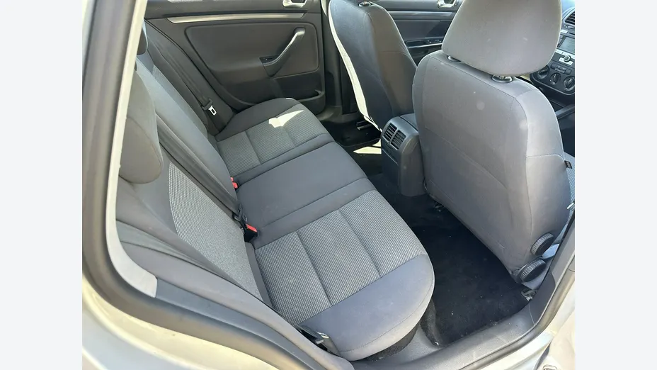 VOLKSWAGEN Golf -