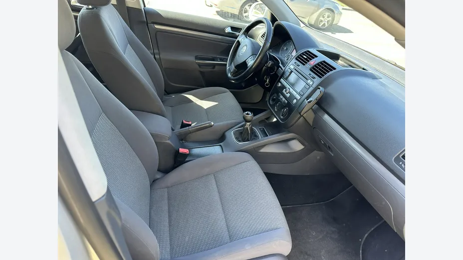 VOLKSWAGEN Golf -
