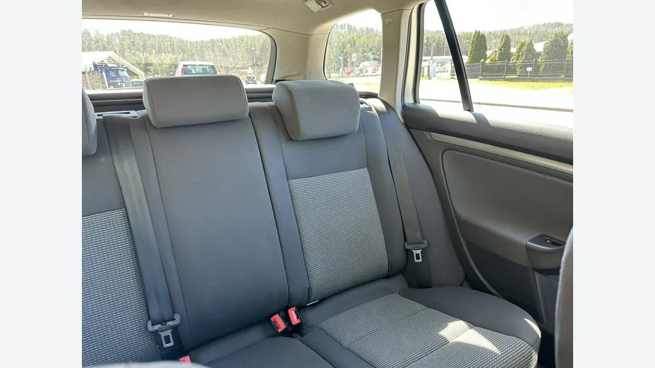 VOLKSWAGEN Golf -