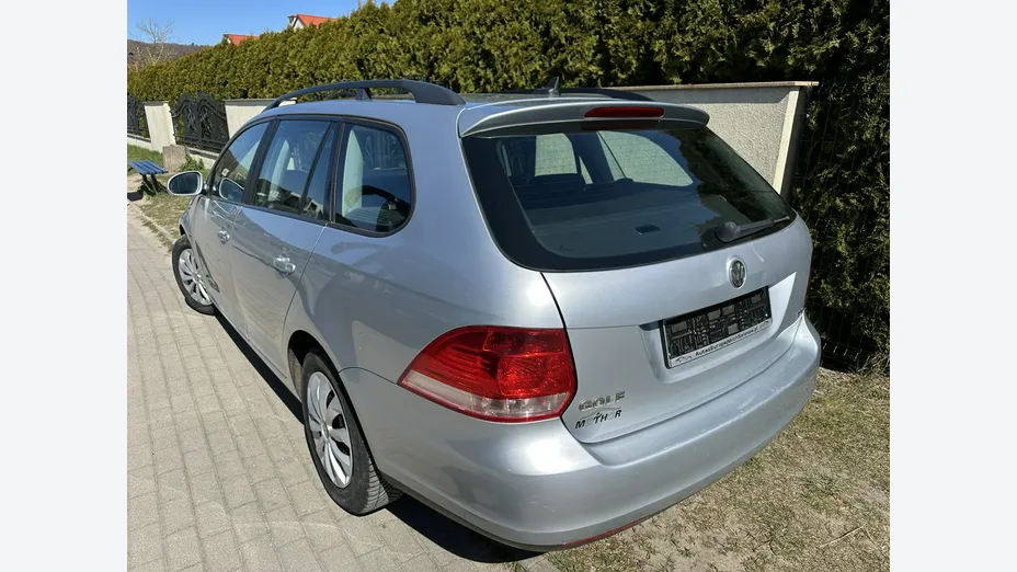 VOLKSWAGEN Golf -