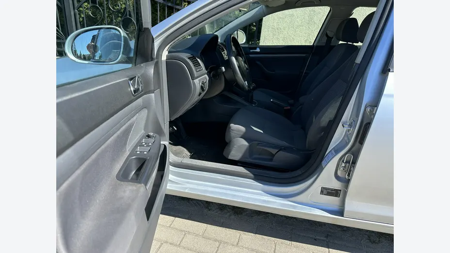 VOLKSWAGEN Golf -