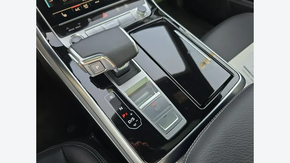 AUDI Q8 -