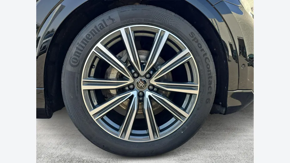 AUDI Q8 -