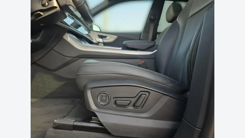 AUDI Q8 -