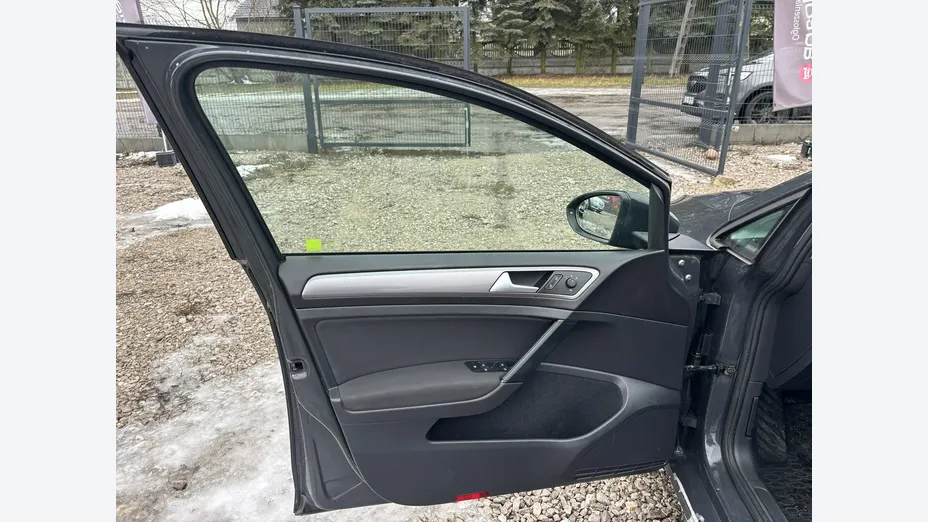 VOLKSWAGEN Golf -