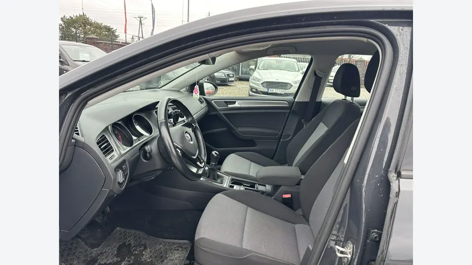 VOLKSWAGEN Golf -