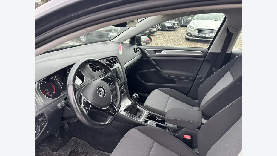 VOLKSWAGEN Golf -