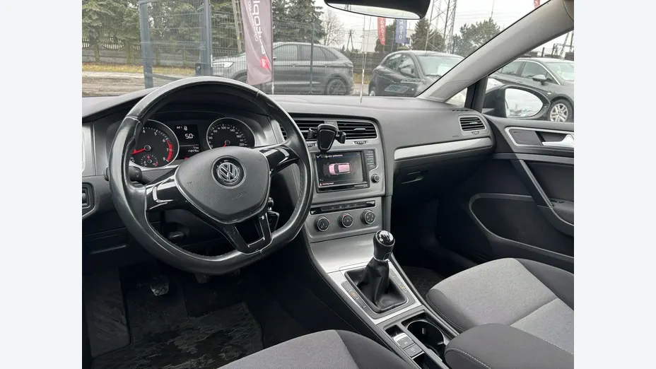 VOLKSWAGEN Golf -