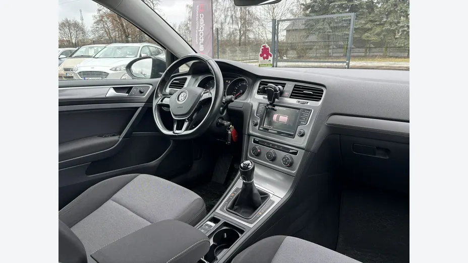VOLKSWAGEN Golf -