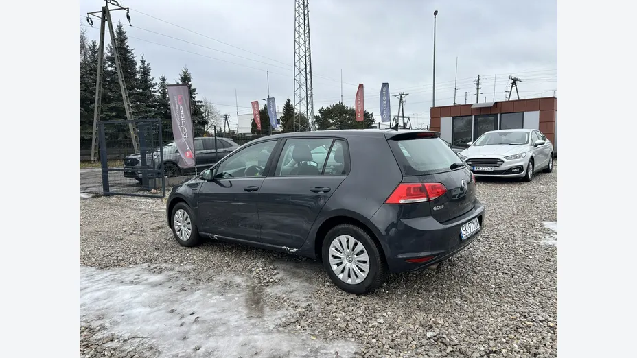 VOLKSWAGEN Golf -