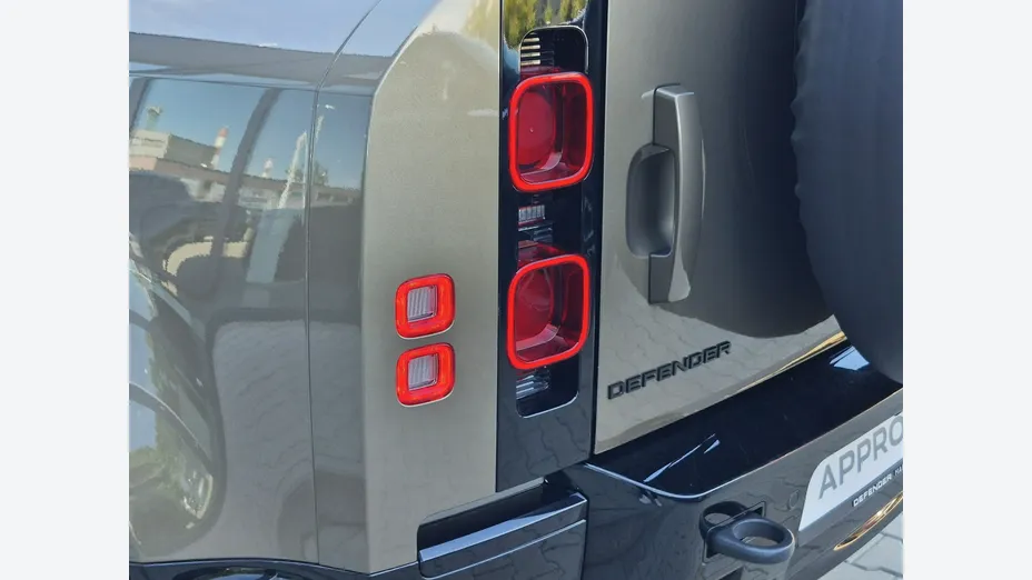 LAND ROVER Defender -