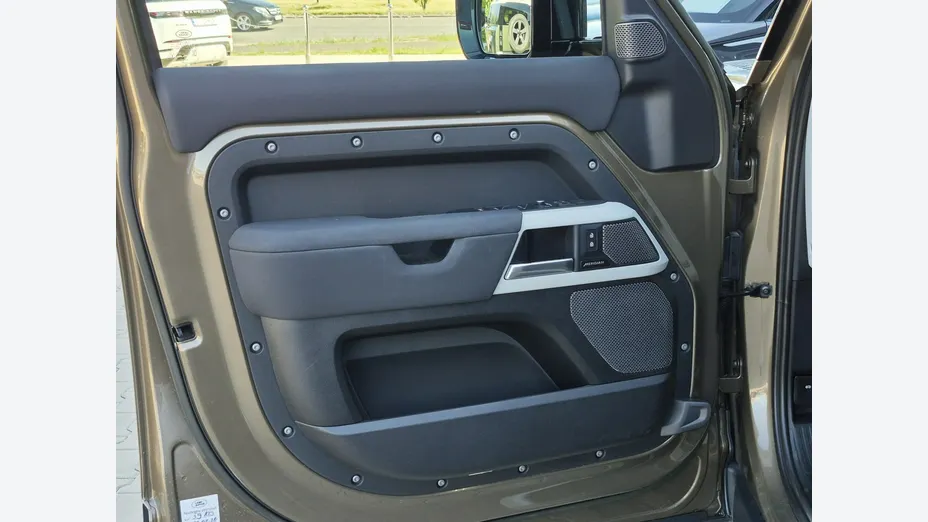 LAND ROVER Defender -