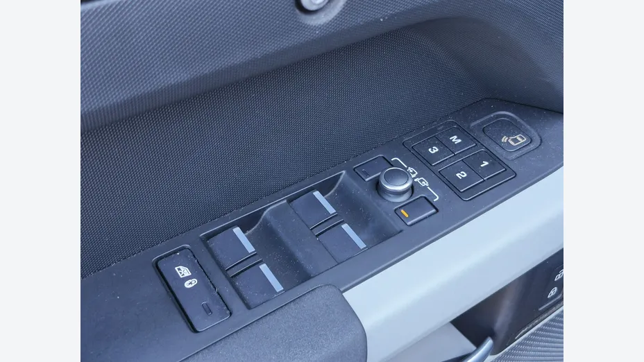 LAND ROVER Defender -