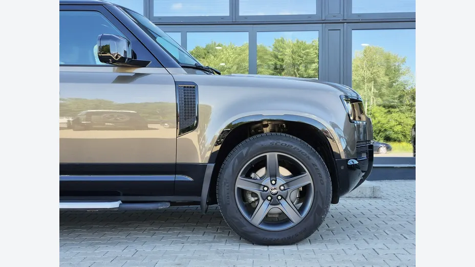 LAND ROVER Defender -