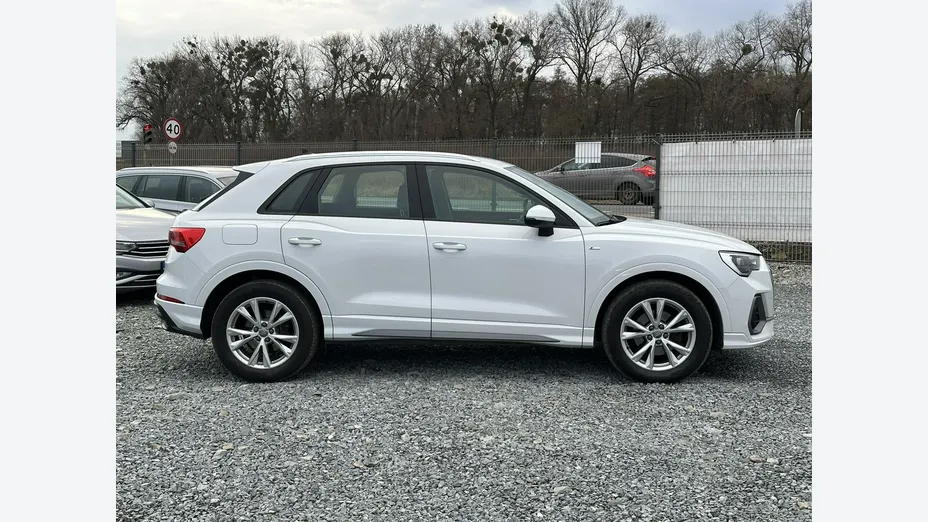 AUDI Q3 -