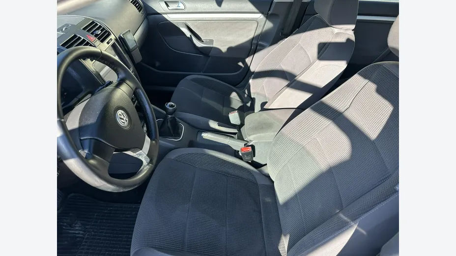 VOLKSWAGEN Golf -