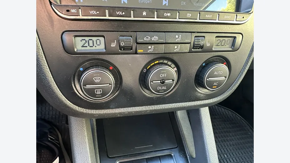 VOLKSWAGEN Golf -