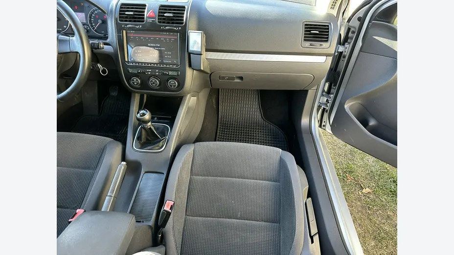 VOLKSWAGEN Golf -