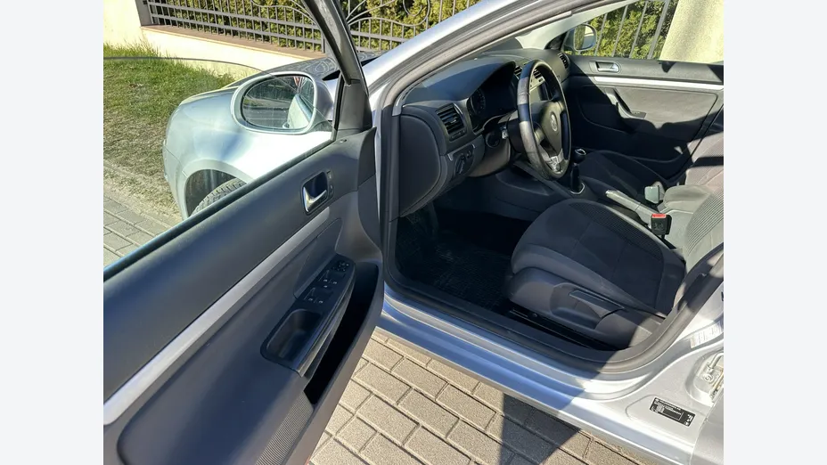 VOLKSWAGEN Golf -