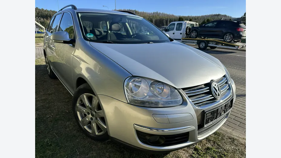 VOLKSWAGEN Golf -