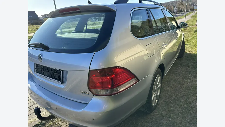 VOLKSWAGEN Golf -