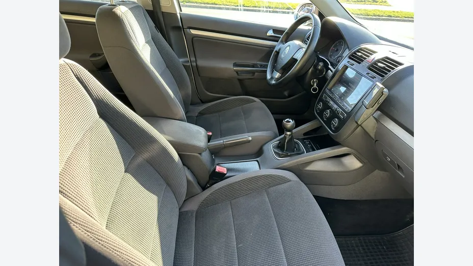 VOLKSWAGEN Golf -